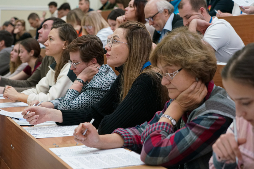 Участники Географического диктанта на центральной площадке. Фото: пресс-служба РГО