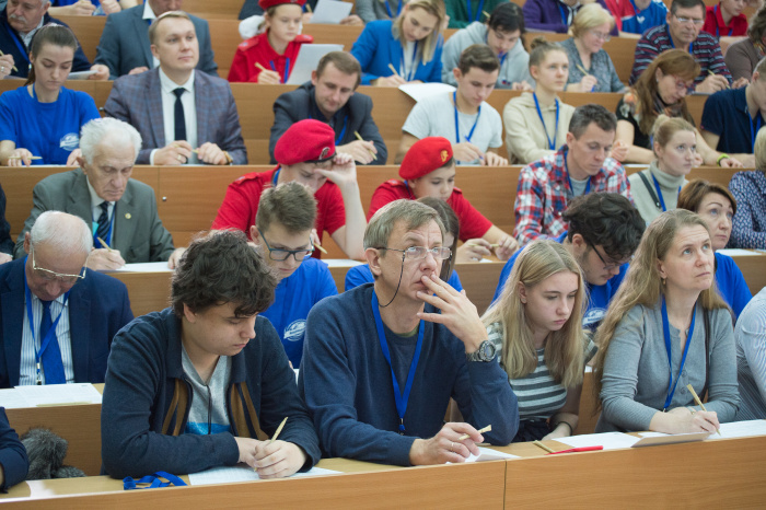 Участники Географического диктанта - 2019 на центральной площадке в МГУ имени М.В. Ломоносова. Фото: пресс-служба РГО