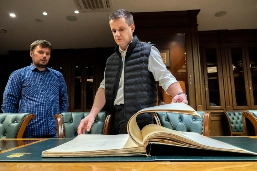 Николай Зусик на экскурсии в Штаб-квартире РГО. Фото: пресс-служба РГО